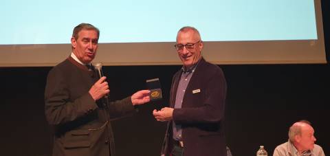 Jean-Luc Dupont, Maire de Chinon remet la médaile de la ville de Chinon à Philippe Guémard, président de la FFBDF
