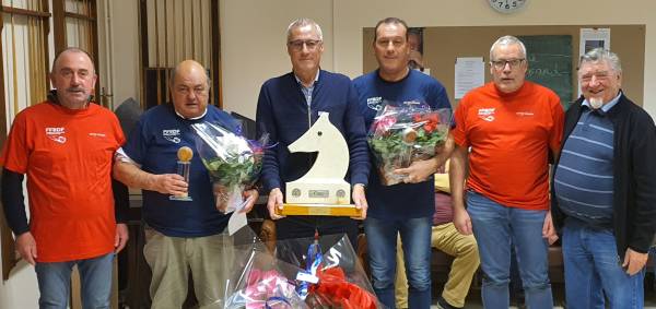 Dans l'ordre de gauche à droite: Michel Froger (St-Pierre de Valanjou), Yvan Gilbert et Jean-Pierre Guémard (Union-Comète de Beaufort), avec Philippe Guémard Président FFBDF, Bruno Richard et Jean Rouleau.